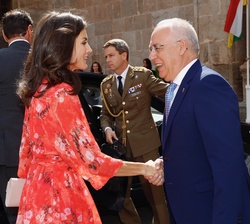Su Majestad la Reina recibe el saludo del presidente de la Comunidad Autónoma de La Rioja y de la Fundación San Millán de la Cogolla, José Ignacio Cen